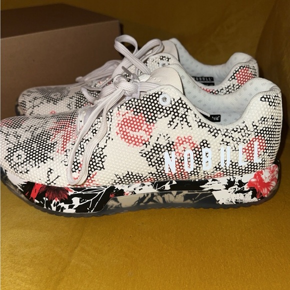 New 9.5 W  NOBULL SF TRAINERS LOW. - Picture 5 of 6